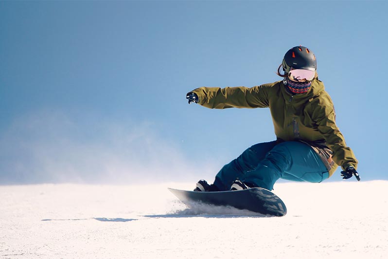 写真：スノーボードを楽しむ人