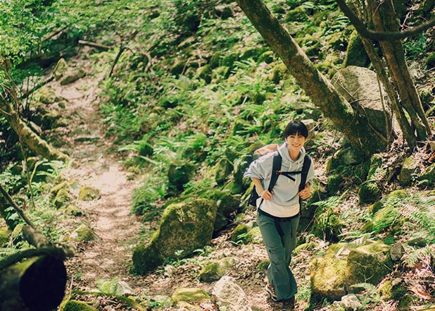 写真：ひるがの高原を歩く女性