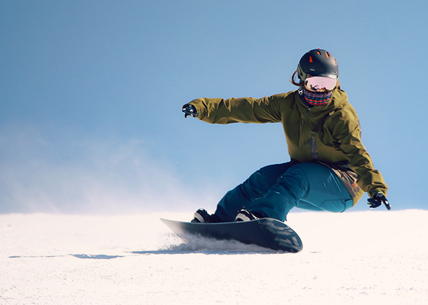 写真：スノーボードを楽しむ人