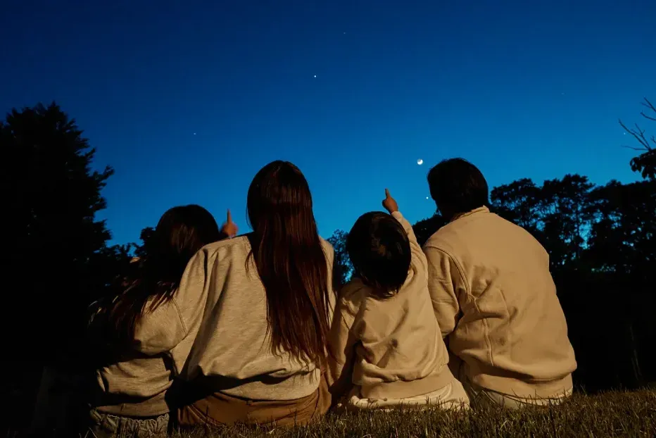 星空を見上げる家族
