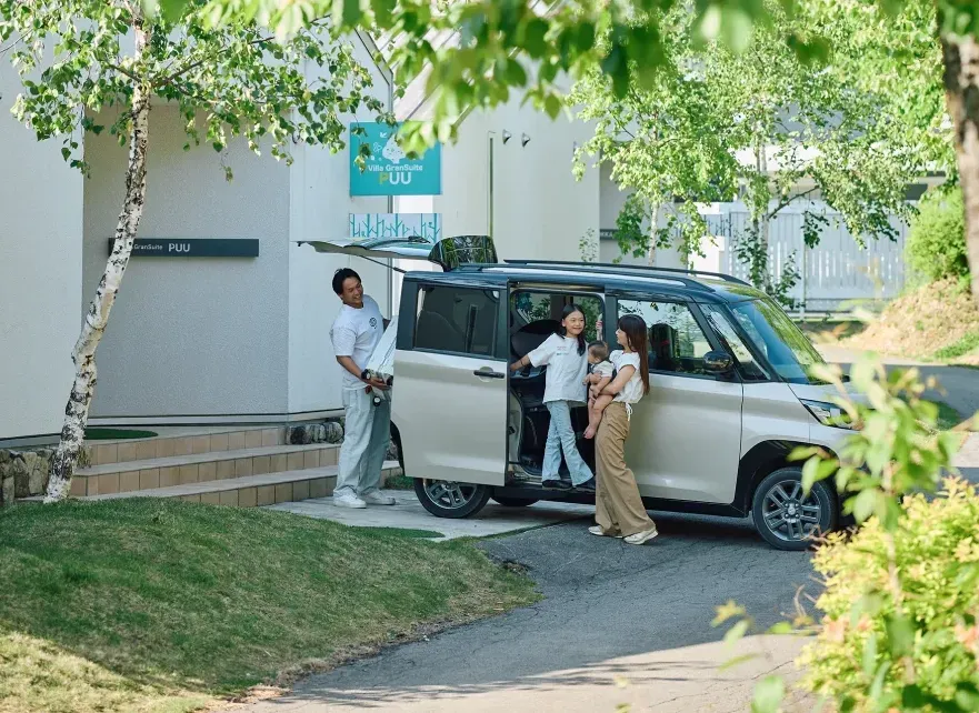 部屋に隣接した駐車場と家