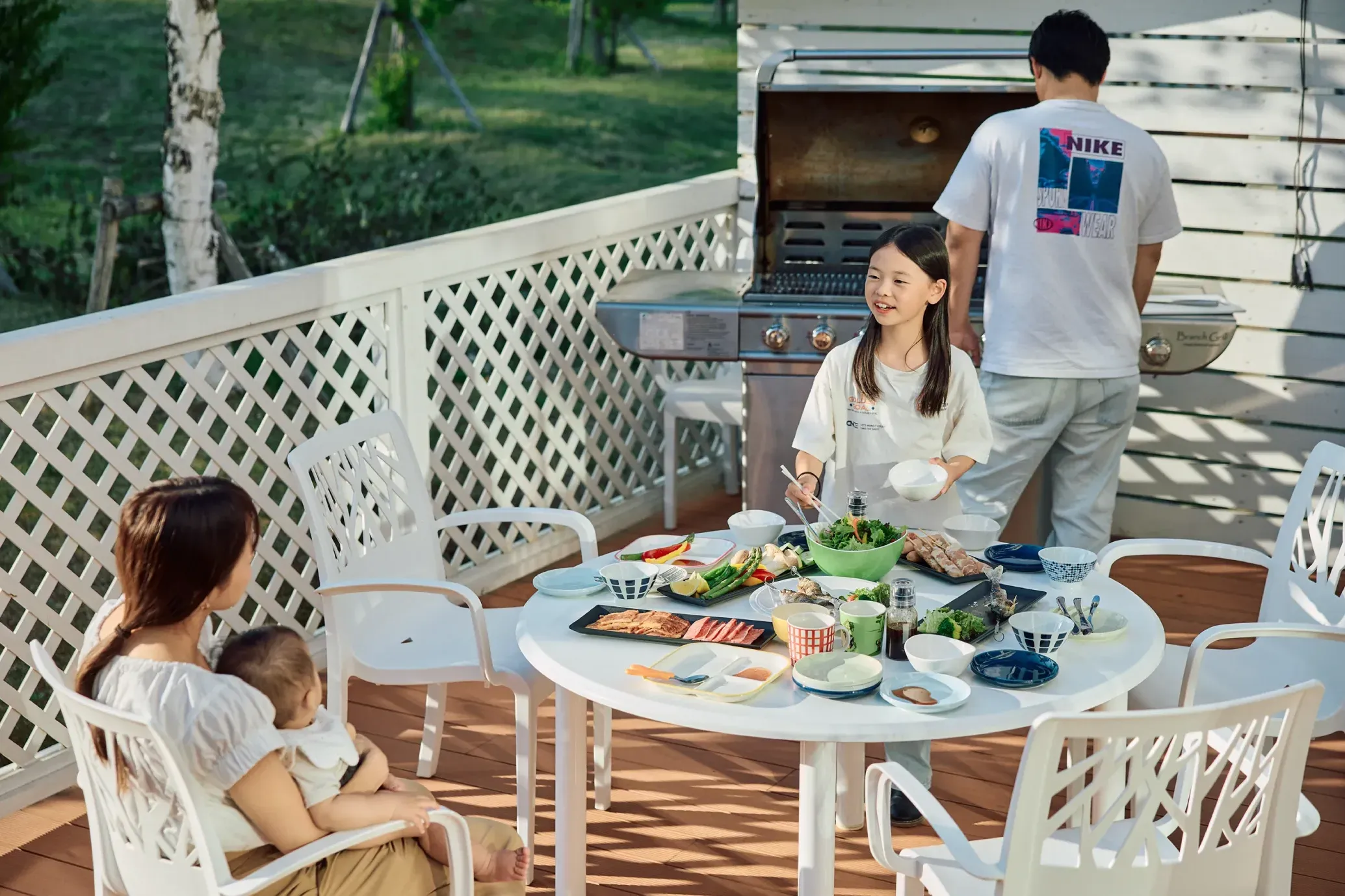 テラスでBBQを楽しむ家族