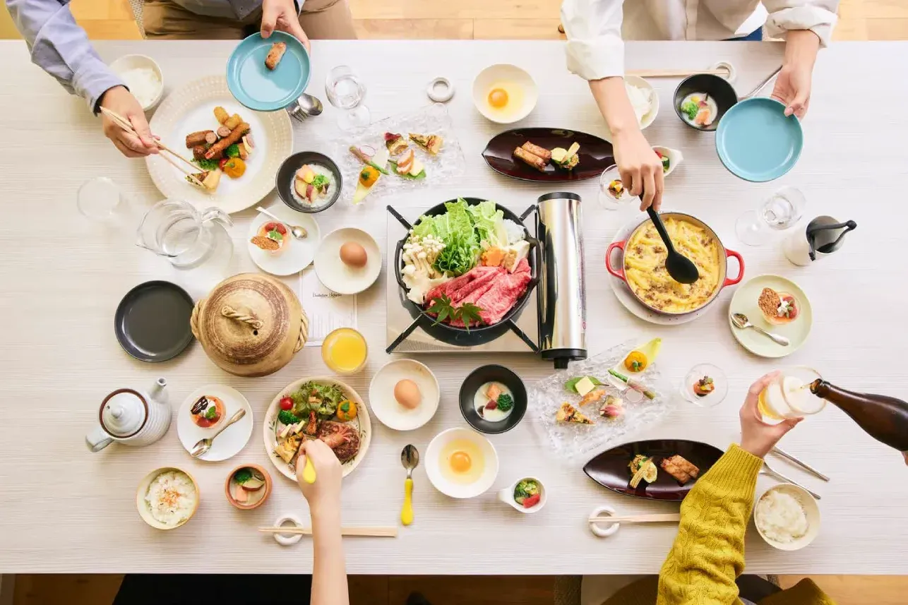 テーブルいっぱいの料理